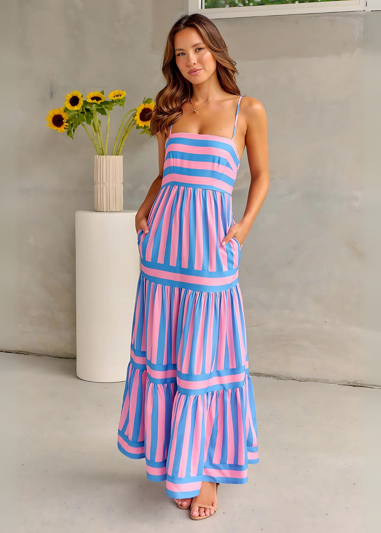 Robe d’été rayée élégante à bretelles avec poches