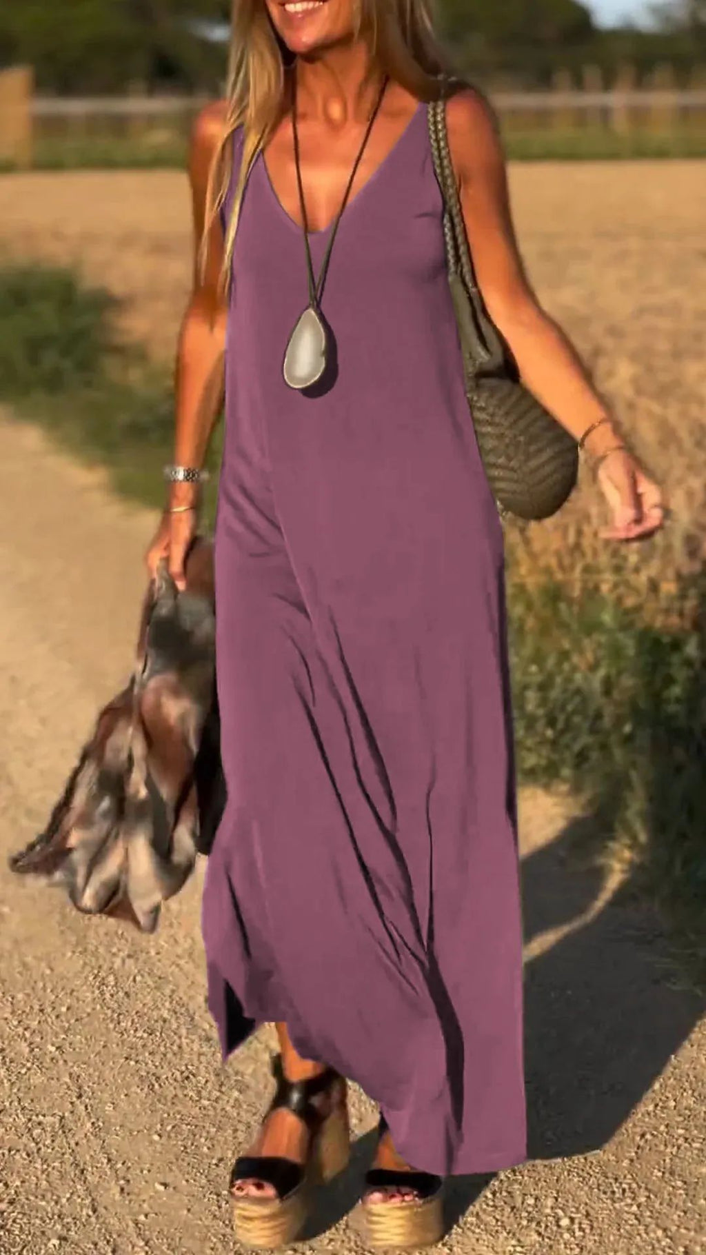 Robe à Bretelles Décolletée – L'Élégance Sensuelle au Quotidien