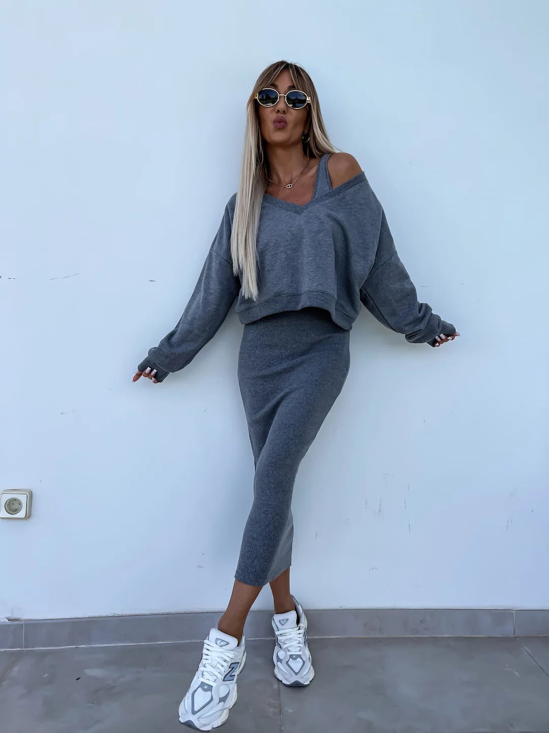Robe Sans Manches et Pull Col V Mode 2025 Gris