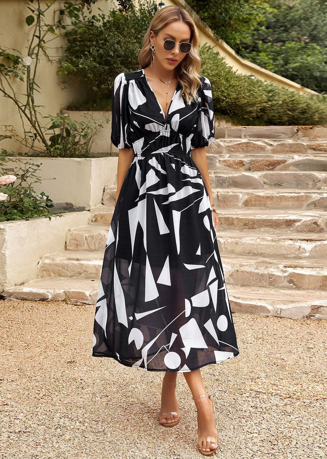 Robe d’été fleurie élégante – Décolleté en V et ceinture Noir