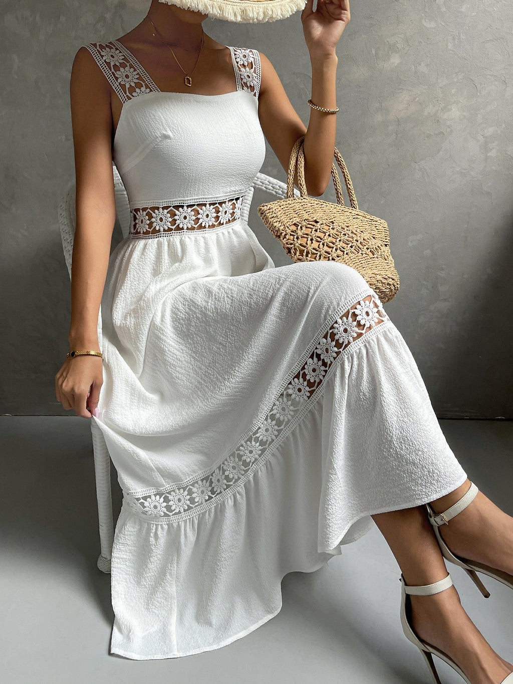 Robe Élégante en Dentelle Ajoutée – Col Sling