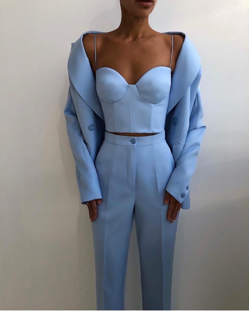 Élégance Structurée – Tailleur Femme Double-Boutonnage Bleu