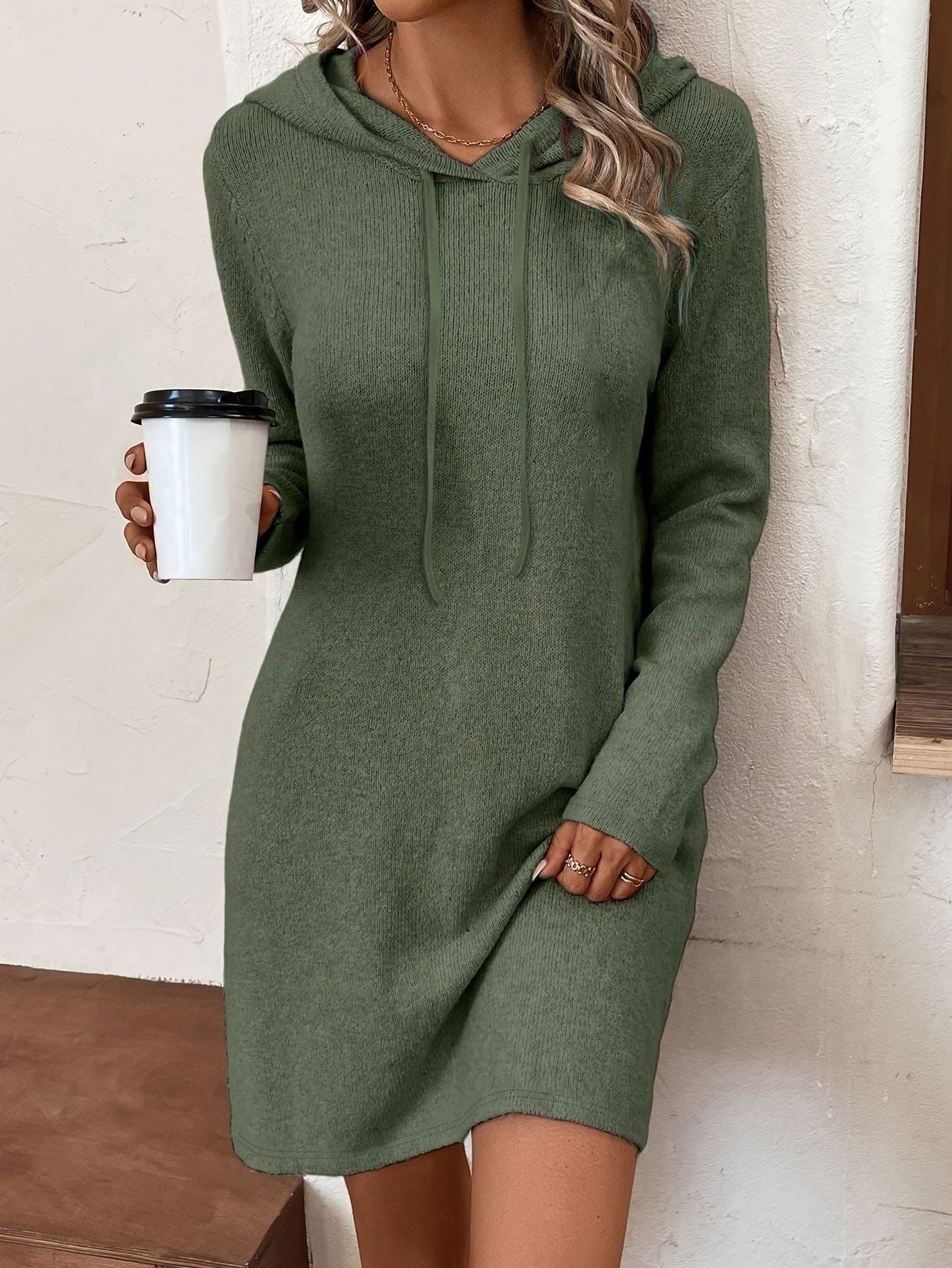 Robe Courte Ajustée à Capuche en Maille Côtelée – Style Décontracté Chic
