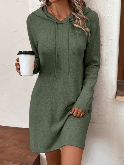Robe Courte Ajustée à Capuche en Maille Côtelée – Style Décontracté Chic