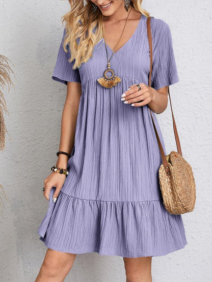 Robe courte fluide à col V avec ourlet volanté pour femme