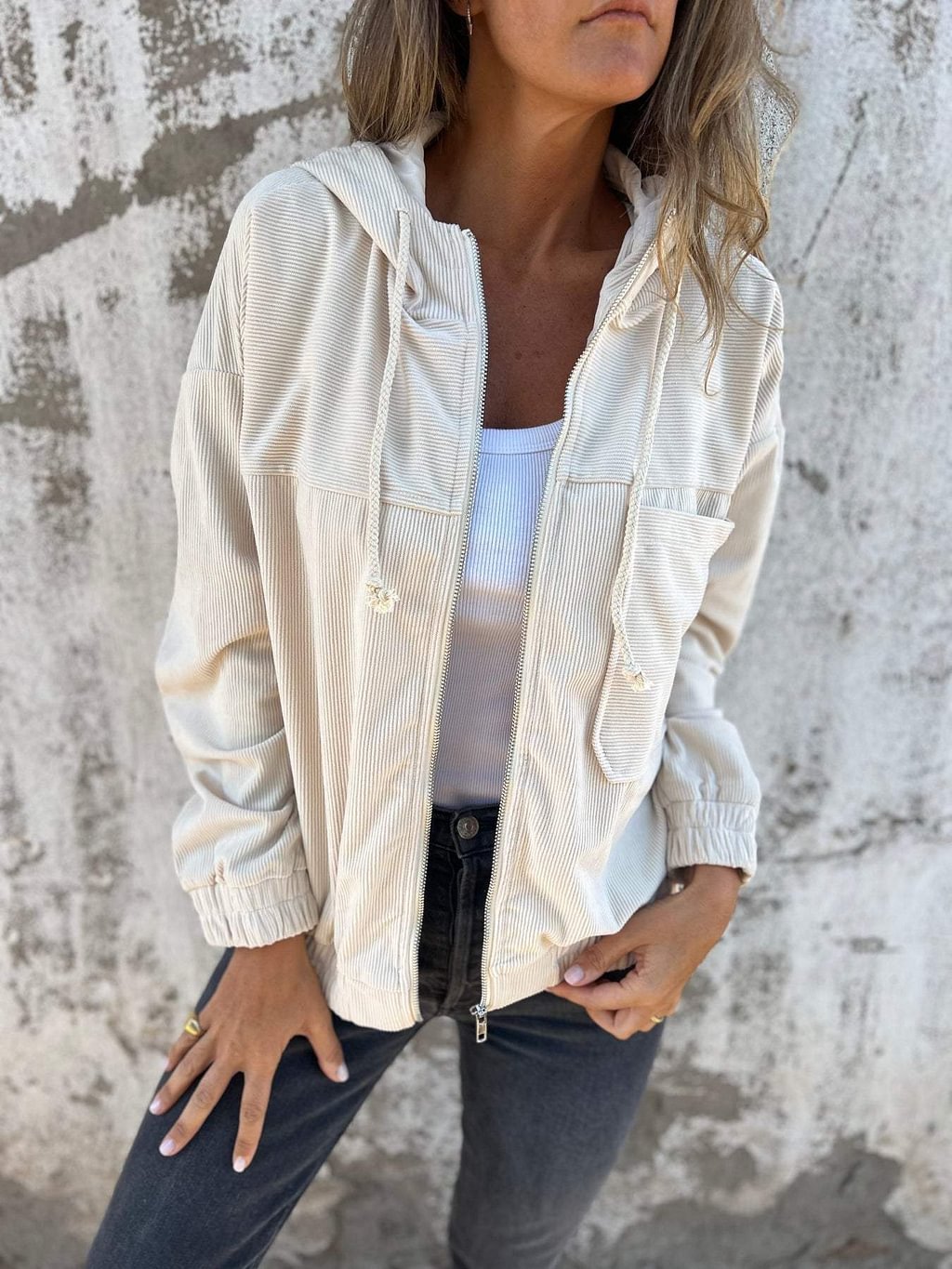 Manteau à Capuche en Velours Côtelé – Élégance et Chaleur Beige
